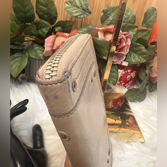 Chloé Beige Leather Zip-Around Wallet preloved - Picture 16 of 16